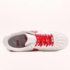 【AT2955】Supreme x Nk Air Force 1'07 Low シュプリームとNk Air Force 1'07 Lowは、柔らかいリザードスキンの牛革を使用しており、全幅のAir Soloエアクッションが内蔵されています。