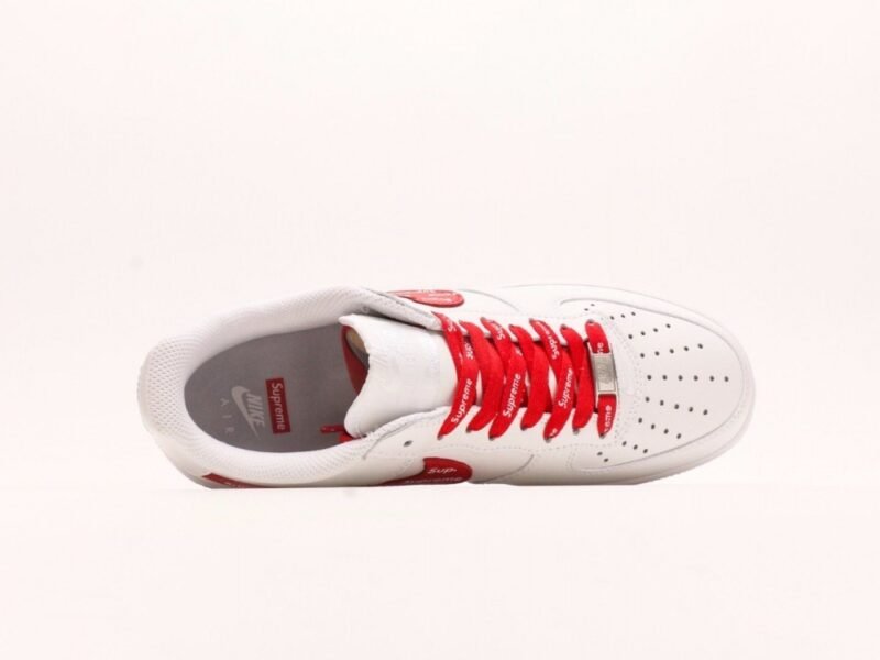 【AT2955】Supreme x Nk Air Force 1'07 Low シュプリームとNk Air Force 1'07 Lowは、柔らかいリザードスキンの牛革を使用しており、全幅のAir Soloエアクッションが内蔵されています。