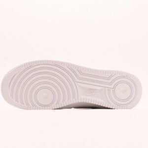 【AT2955】Supreme x Nk Air Force 1'07 Low シュプリームとNk Air Force 1'07 Lowは、柔らかいリザードスキンの牛革を使用しており、全幅のAir Soloエアクッションが内蔵されています。
