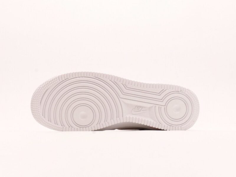 【AT2955】Supreme x Nk Air Force 1'07 Low シュプリームとNk Air Force 1'07 Lowは、柔らかいリザードスキンの牛革を使用しており、全幅のAir Soloエアクッションが内蔵されています。