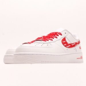 【AT2955】Supreme x Nk Air Force 1'07 Low シュプリームとNk Air Force 1'07 Lowは、柔らかいリザードスキンの牛革を使用しており、全幅のAir Soloエアクッションが内蔵されています。