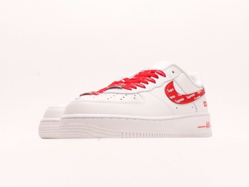 【AT2955】Supreme x Nk Air Force 1'07 Low シュプリームとNk Air Force 1'07 Lowは、柔らかいリザードスキンの牛革を使用しており、全幅のAir Soloエアクッションが内蔵されています。