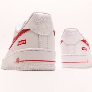 【AT2955】Supreme x Nk Air Force 1'07 Low シュプリームとNk Air Force 1'07 Lowは、柔らかいリザードスキンの牛革を使用しており、全幅のAir Soloエアクッションが内蔵されています。