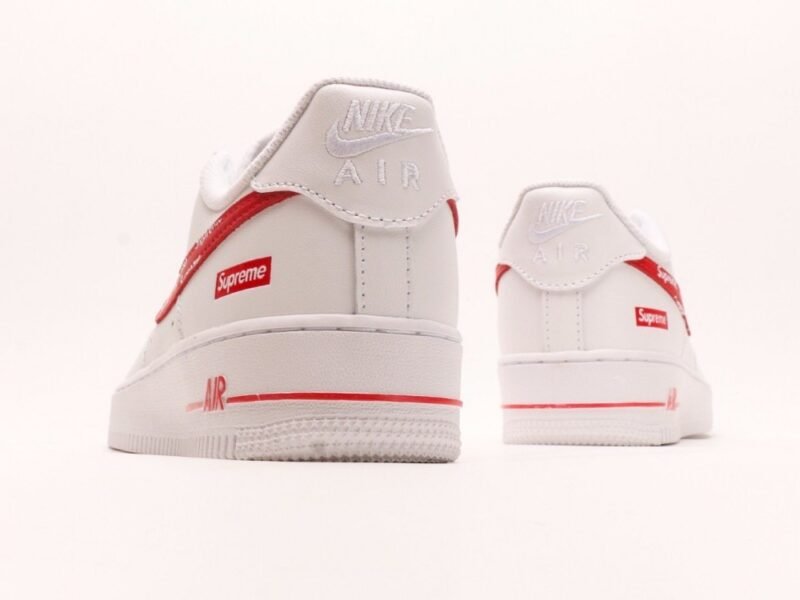 【AT2955】Supreme x Nk Air Force 1'07 Low シュプリームとNk Air Force 1'07 Lowは、柔らかいリザードスキンの牛革を使用しており、全幅のAir Soloエアクッションが内蔵されています。