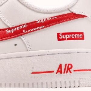 【AT2955】Supreme x Nk Air Force 1'07 Low シュプリームとNk Air Force 1'07 Lowは、柔らかいリザードスキンの牛革を使用しており、全幅のAir Soloエアクッションが内蔵されています。