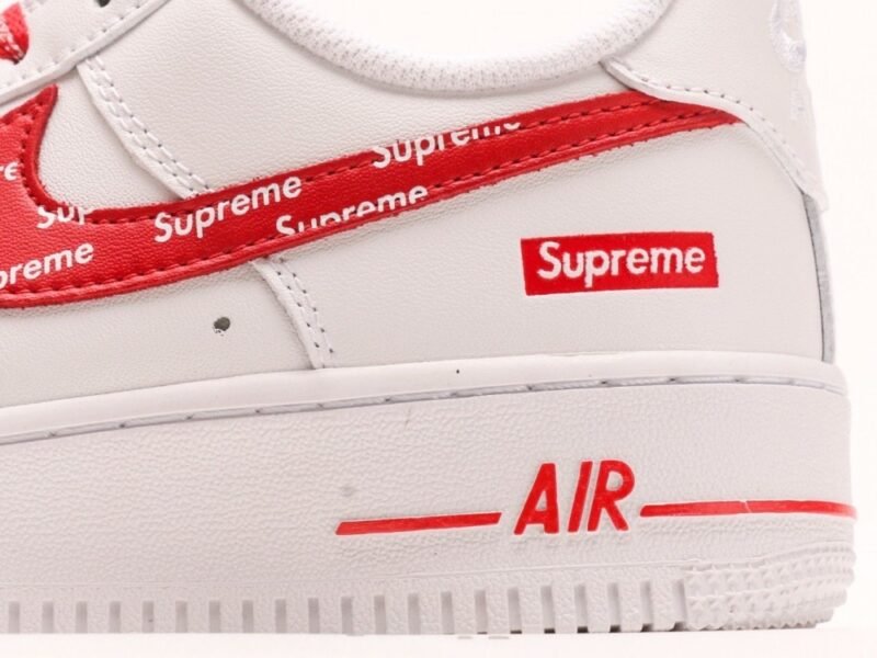 【AT2955】Supreme x Nk Air Force 1'07 Low シュプリームとNk Air Force 1'07 Lowは、柔らかいリザードスキンの牛革を使用しており、全幅のAir Soloエアクッションが内蔵されています。