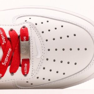 【AT2955】Supreme x Nk Air Force 1'07 Low シュプリームとNk Air Force 1'07 Lowは、柔らかいリザードスキンの牛革を使用しており、全幅のAir Soloエアクッションが内蔵されています。