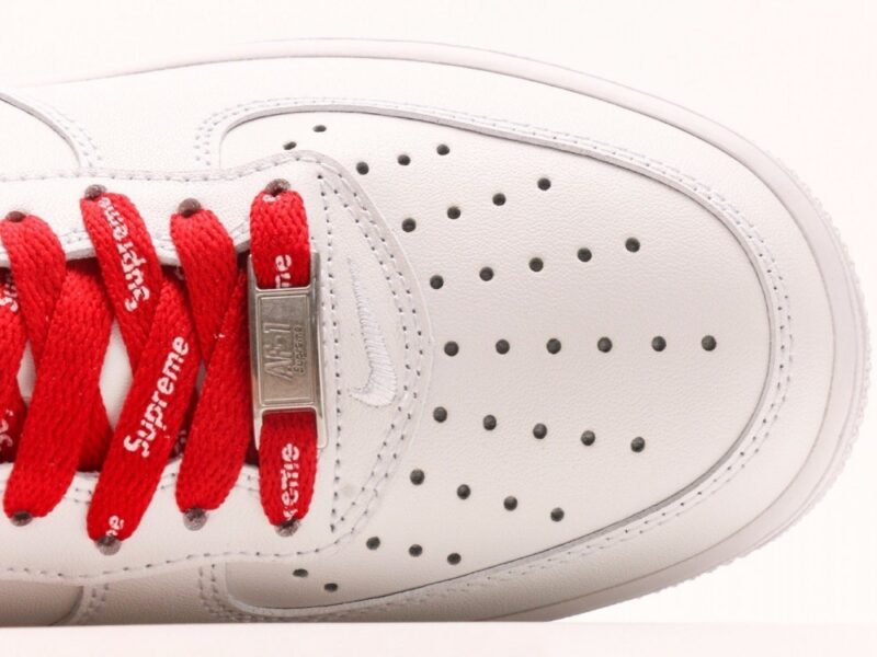 【AT2955】Supreme x Nk Air Force 1'07 Low シュプリームとNk Air Force 1'07 Lowは、柔らかいリザードスキンの牛革を使用しており、全幅のAir Soloエアクッションが内蔵されています。