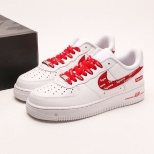【AT2955】Supreme x Nk Air Force 1'07 Low シュプリームとNk Air Force 1'07 Lowは、柔らかいリザードスキンの牛革を使用しており、全幅のAir Soloエアクッションが内蔵されています。