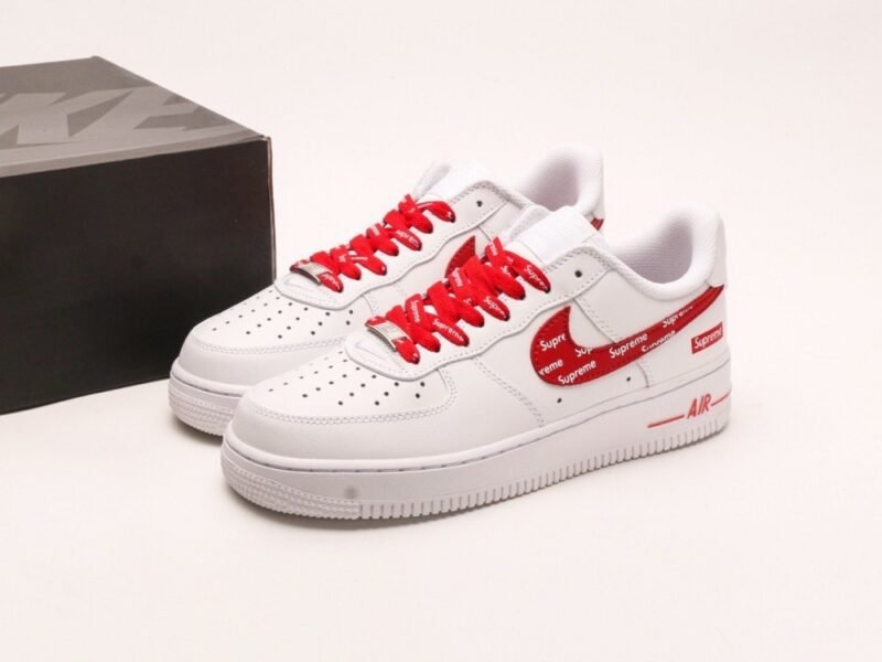 【AT2955】Supreme x Nk Air Force 1'07 Low シュプリームとNk Air Force 1'07 Lowは、柔らかいリザードスキンの牛革を使用しており、全幅のAir Soloエアクッションが内蔵されています。