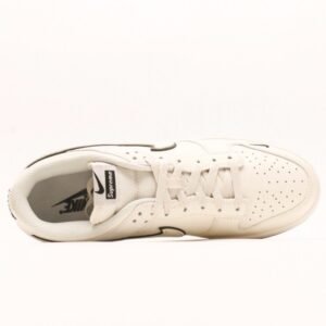 【AT2959】Supreme x Nike Dunk Low コラボは伝統的な工業流れ作業のデザイン制限を破ることを提唱しています。