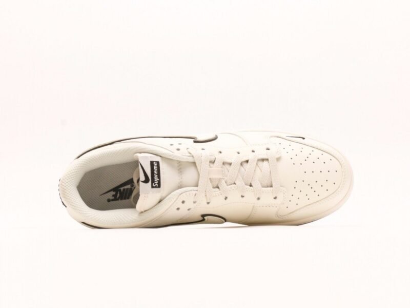 【AT2959】Supreme x Nike Dunk Low コラボは伝統的な工業流れ作業のデザイン制限を破ることを提唱しています。