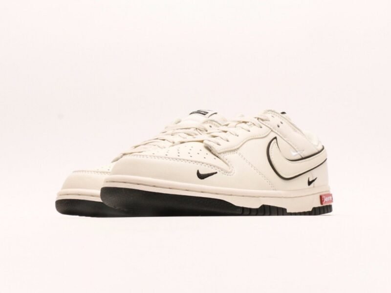 【AT2959】Supreme x Nike Dunk Low コラボは伝統的な工業流れ作業のデザイン制限を破ることを提唱しています。