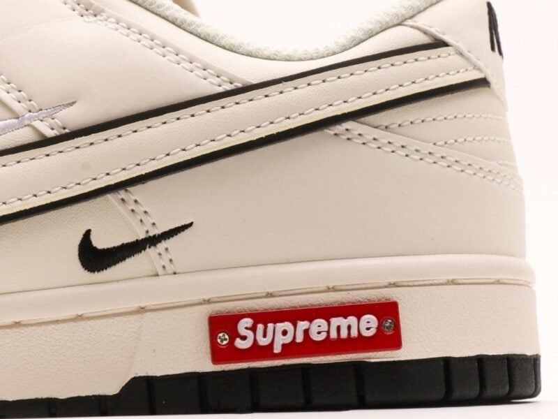 【AT2959】Supreme x Nike Dunk Low コラボは伝統的な工業流れ作業のデザイン制限を破ることを提唱しています。