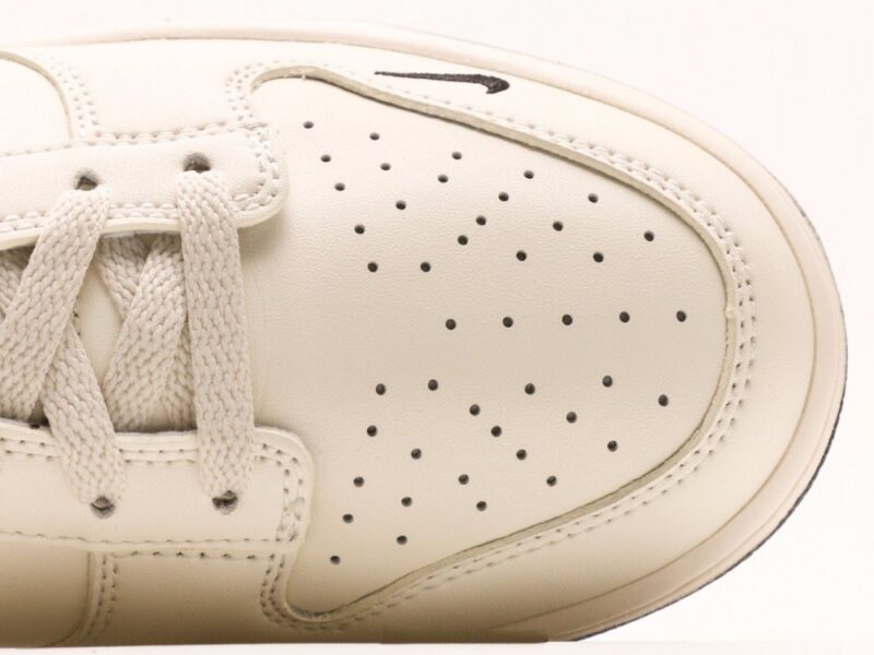 【AT2959】Supreme x Nike Dunk Low コラボは伝統的な工業流れ作業のデザイン制限を破ることを提唱しています。