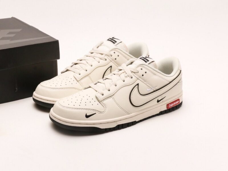 【AT2959】Supreme x Nike Dunk Low コラボは伝統的な工業流れ作業のデザイン制限を破ることを提唱しています。