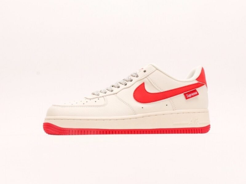 【AT2960】Nike Air Force 1 Low 07 x Supreme ホワイトレッドフルスカイスター ピュアロープロファイルのエアフォースワン フルレングスのハニカムエアクッション内蔵