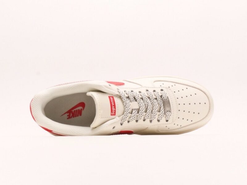 【AT2960】Nike Air Force 1 Low 07 x Supreme ホワイトレッドフルスカイスター ピュアロープロファイルのエアフォースワン フルレングスのハニカムエアクッション内蔵