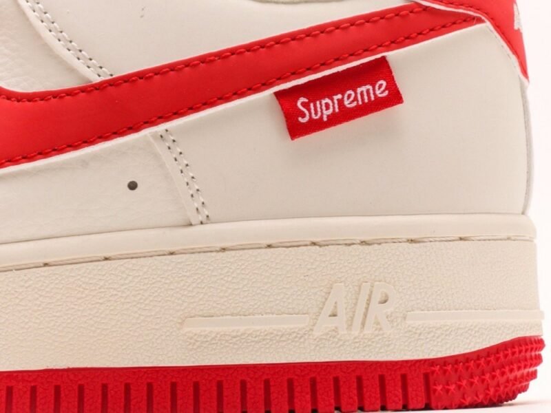 【AT2960】Nike Air Force 1 Low 07 x Supreme ホワイトレッドフルスカイスター ピュアロープロファイルのエアフォースワン フルレングスのハニカムエアクッション内蔵