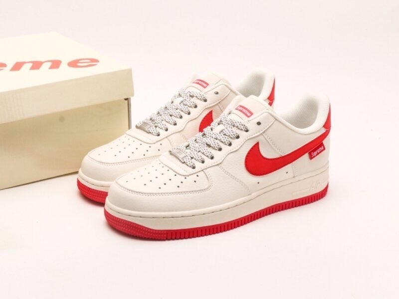 【AT2960】Nike Air Force 1 Low 07 x Supreme ホワイトレッドフルスカイスター ピュアロープロファイルのエアフォースワン フルレングスのハニカムエアクッション内蔵