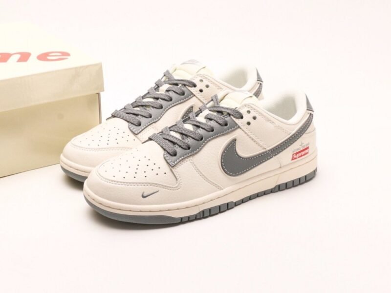 【AT2961】Supreme x Nike Dunk Lowのこのバージョンは、従来の産業設計の制限を打破し、革新を追求しています。
