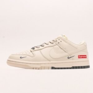 【AT2969】Supreme x Nike Dunk Low ホワイトブラウンのデュアルトーン。このアイテムは、伝統的な産業ラインデザインの制約を破ることを主張しています。