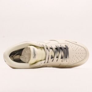 【AT2969】Supreme x Nike Dunk Low ホワイトブラウンのデュアルトーン。このアイテムは、伝統的な産業ラインデザインの制約を破ることを主張しています。