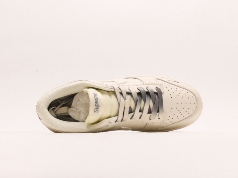 【AT2969】Supreme x Nike Dunk Low ホワイトブラウンのデュアルトーン。このアイテムは、伝統的な産業ラインデザインの制約を破ることを主張しています。