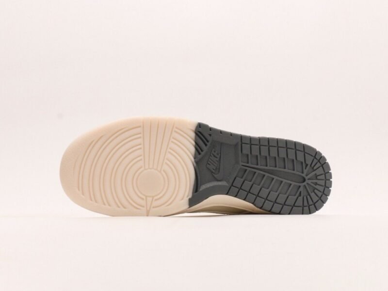 【AT2969】Supreme x Nike Dunk Low ホワイトブラウンのデュアルトーン。このアイテムは、伝統的な産業ラインデザインの制約を破ることを主張しています。