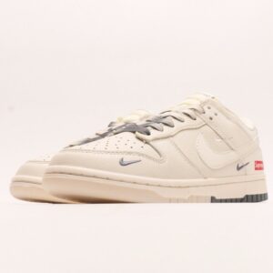 【AT2969】Supreme x Nike Dunk Low ホワイトブラウンのデュアルトーン。このアイテムは、伝統的な産業ラインデザインの制約を破ることを主張しています。