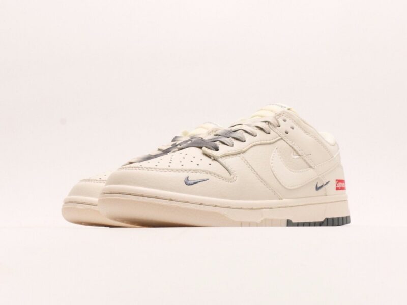 【AT2969】Supreme x Nike Dunk Low ホワイトブラウンのデュアルトーン。このアイテムは、伝統的な産業ラインデザインの制約を破ることを主張しています。