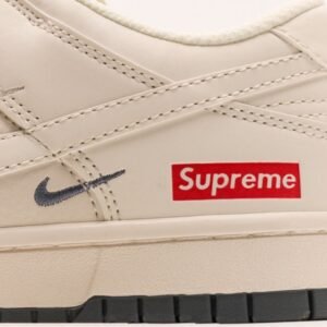 【AT2969】Supreme x Nike Dunk Low ホワイトブラウンのデュアルトーン。このアイテムは、伝統的な産業ラインデザインの制約を破ることを主張しています。