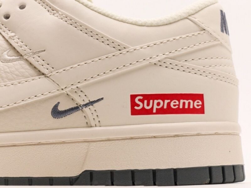 【AT2969】Supreme x Nike Dunk Low ホワイトブラウンのデュアルトーン。このアイテムは、伝統的な産業ラインデザインの制約を破ることを主張しています。
