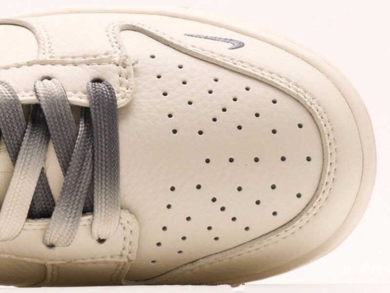 【AT2969】Supreme x Nike Dunk Low ホワイトブラウンのデュアルトーン。このアイテムは、伝統的な産業ラインデザインの制約を破ることを主張しています。