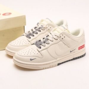 【AT2969】Supreme x Nike Dunk Low ホワイトブラウンのデュアルトーン。このアイテムは、伝統的な産業ラインデザインの制約を破ることを主張しています。