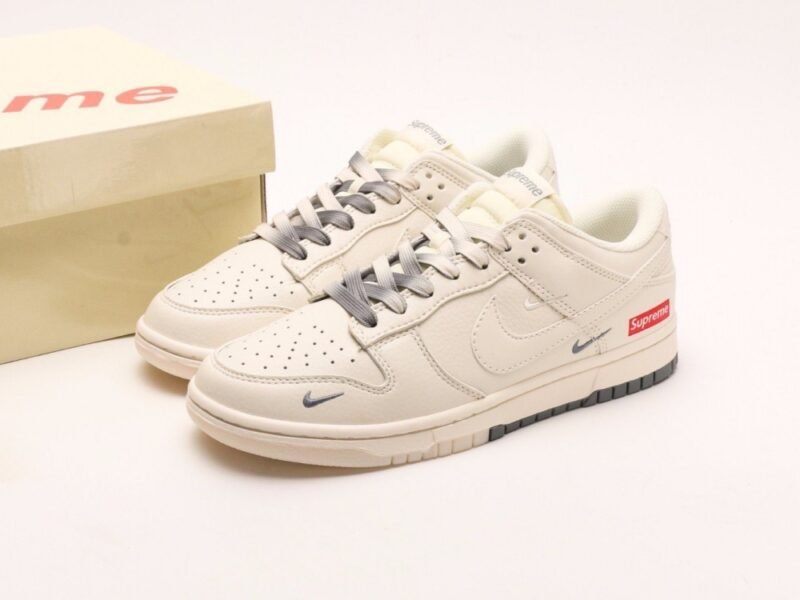【AT2969】Supreme x Nike Dunk Low ホワイトブラウンのデュアルトーン。このアイテムは、伝統的な産業ラインデザインの制約を破ることを主張しています。