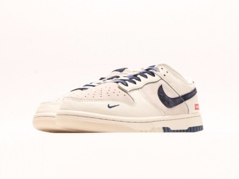 【AT2970】Nike x Supreme Nike SB Dunk Low Supremeコラボ - ライトブルーのチェック、記念すべき高級カスタマイズ、ローカットのカジュアルスニーカー。