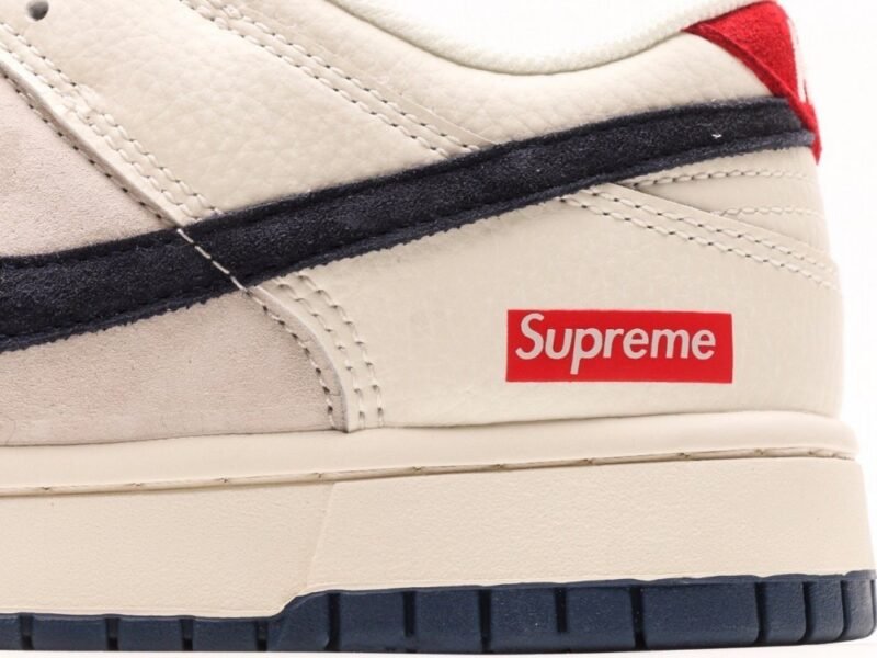 【AT2970】Nike x Supreme Nike SB Dunk Low Supremeコラボ - ライトブルーのチェック、記念すべき高級カスタマイズ、ローカットのカジュアルスニーカー。