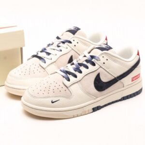 【AT2970】Nike x Supreme Nike SB Dunk Low Supremeコラボ - ライトブルーのチェック、記念すべき高級カスタマイズ、ローカットのカジュアルスニーカー。