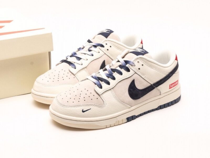 【AT2970】Nike x Supreme Nike SB Dunk Low Supremeコラボ - ライトブルーのチェック、記念すべき高級カスタマイズ、ローカットのカジュアルスニーカー。