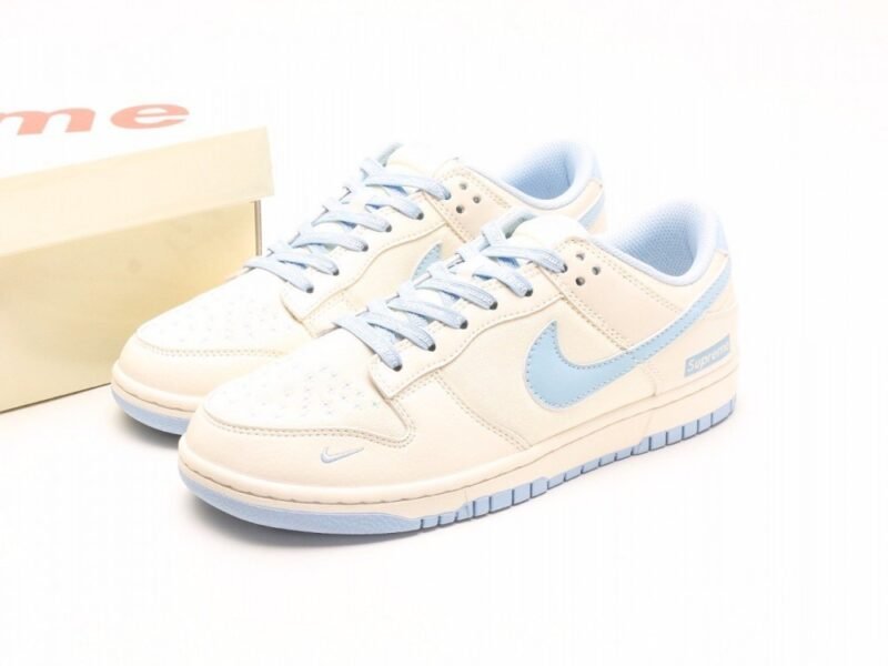 【AT2974】Supreme x Nike Dunk Low 太陽の帆布 このデザインは従来の工業用組み立てラインの制限を打破し、新しいデザインを提案しています。
