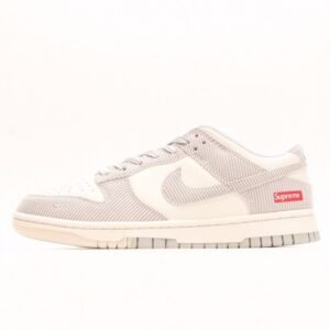 【AT2975】Supreme x Nike Dunk Low 天 このスニーカーは、伝統的な工業的な流れ作業の制限を破ることを主張しています。