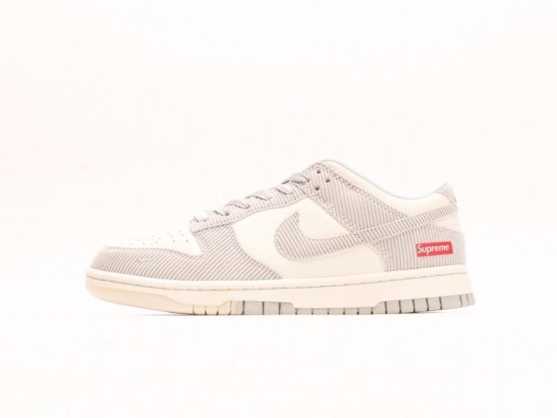 【AT2975】Supreme x Nike Dunk Low 天 このスニーカーは、伝統的な工業的な流れ作業の制限を破ることを主張しています。