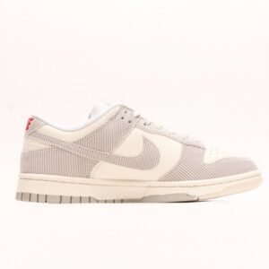 【AT2975】Supreme x Nike Dunk Low 天 このスニーカーは、伝統的な工業的な流れ作業の制限を破ることを主張しています。