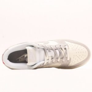 【AT2975】Supreme x Nike Dunk Low 天 このスニーカーは、伝統的な工業的な流れ作業の制限を破ることを主張しています。