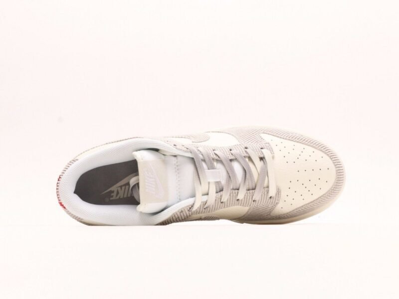 【AT2975】Supreme x Nike Dunk Low 天 このスニーカーは、伝統的な工業的な流れ作業の制限を破ることを主張しています。