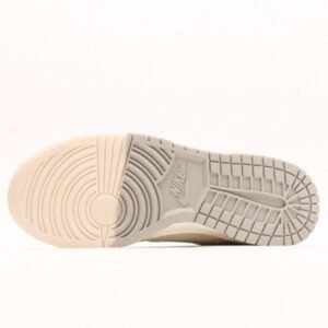 【AT2975】Supreme x Nike Dunk Low 天 このスニーカーは、伝統的な工業的な流れ作業の制限を破ることを主張しています。