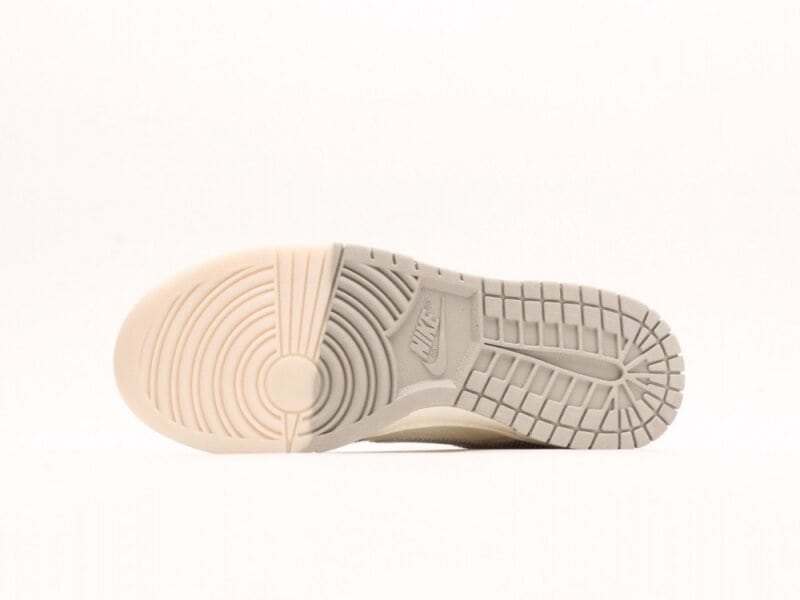 【AT2975】Supreme x Nike Dunk Low 天 このスニーカーは、伝統的な工業的な流れ作業の制限を破ることを主張しています。