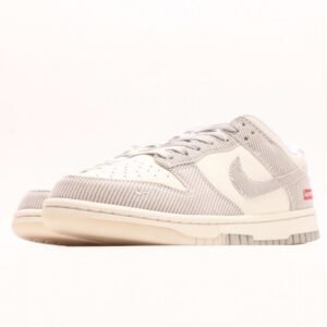 【AT2975】Supreme x Nike Dunk Low 天 このスニーカーは、伝統的な工業的な流れ作業の制限を破ることを主張しています。