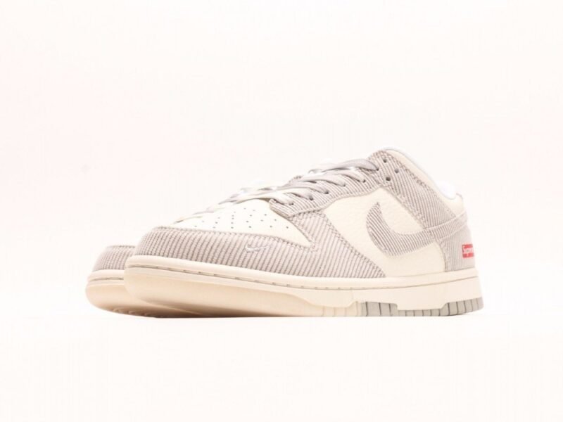 【AT2975】Supreme x Nike Dunk Low 天 このスニーカーは、伝統的な工業的な流れ作業の制限を破ることを主張しています。